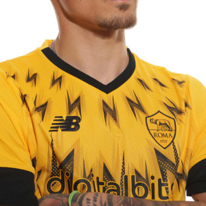 /M/T/MT231266-ESS_camiseta-new-balance-as-roma-e-sports-2022-2023-color-amarillo_3_cuello-y-escudo.jpg
