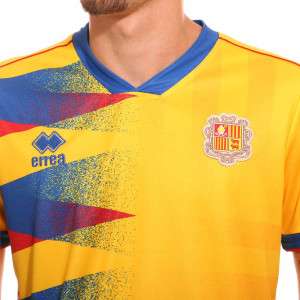 /S/M/SMQU6C05770AND_camiseta-errea-2a-andorra-2024-2025-color-amarillo_3_detalle-cuello-y-escudo.jpg