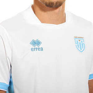 /S/M/SMSM6C70670SMA_camiseta-errea-san-marino-2024-2025-color-blanco_3_detalle-cuello-y-pecho.jpg
