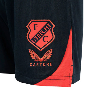 /T/J/TJ6577-020_pantalon-corto-castore-2a-utrecht-nino-2024-2025-color-azul_3_detalle-escudo.jpg