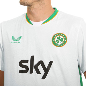 /T/M/TM6949-001_camiseta-castore-2a-irlanda-2024-2025-color-blanco_3_detalle-cuello-y-pecho-con-escudo.jpg