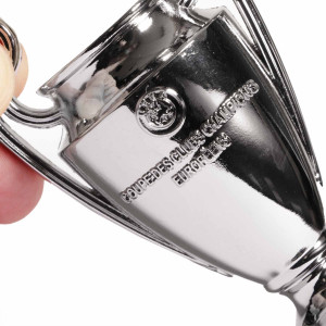 /U/E/UEFA-CL-80_imagen-de-la-replica-de-trofeo--UEFA-CHAMPIONS-LEAGUE-80-MM-plata_3_detalle.jpg