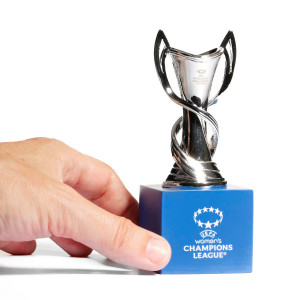 /U/E/UEFA-WCL-70-HP_trofeo-campeon-uefa-women-s-champions-league-70-mm-con-pedestal-color-plata_3_escala.jpg