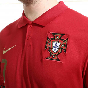 /c/d/cd0704-687-7_imagen-de-la-camiseta-de-futbol-de-la-primera-equipacion-seleccion-portugal-ronaldo-nike-stadium-2021-rojo_3_cuello.jpg