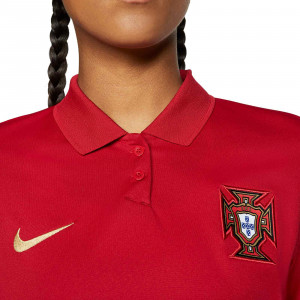 /c/d/cd0899-687_imagen-de-la-camiseta-manga-corta-primera-equipacion-mujer-portugal-nike-stadium-2020-2021-rojo_3_detallle-cuello.jpg