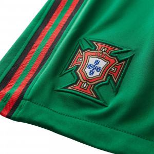 /c/d/cd1169-302_imagen-del-pantalon-corto-de-futbol-junior-de-la-primera-equipacion-seleccion-portugal-nike-stadium-2020-2021-verde_3_detalle-escudo.jpg