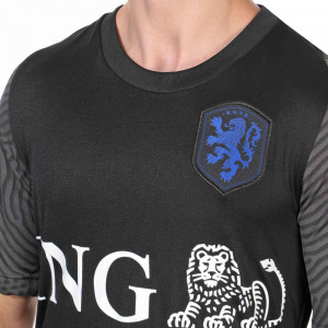 /c/d/cd2179-011_imagen-de-la-camiseta-de-entrenamiento-de-futbol--nike-stadium-holanda-2020-2021-negro_3_detale-cuello.jpg