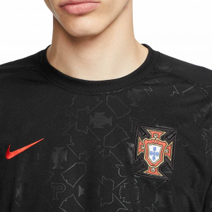 /c/d/cd2579-010_imagen-de-la-camiseta-de-futbol-pre-match-seleccion-portugal-nike-strike-2020-2021-negro_3_detalle-cuello.jpg