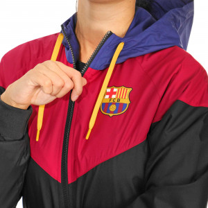 /c/i/ci9258-010_imagen-de-la-chaqueta-de-entrenamiento-futbol-nike-windrunner-mujer-fc-barcelona-2020-2021-rojo-azul_3_detalle-cuello.jpg