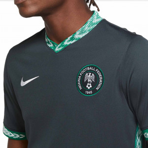 /c/t/ct4224-364_imagen-de-la-camiseta-de-futbol-nike-stadium-seleccion-nigeria-2020-2021-segunda-equipacion-verde_3_detalle-cuello.jpg
