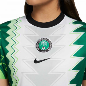 /c/t/ct4230-100_imagen-de-la-camiseta-de-mujer-de-la-primera-equpacion-seleccion-nigeria-nike-stadium-2020-2021-verde_3_detalle-cuello.jpg