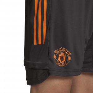 /f/r/fr3668_imagen-de-los-pantalones-cortos-de-entrenamiento-manchester-united-adidas-2020-2021-gris-naranja_3_detalle-escudo.jpg