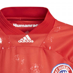 /g/j/gj9091_imagen-de-la-camiseta-de-futbol-junior-human-race-adidas-fc-bayern-2020-2021-rojo_3_detalle-cuello.jpg