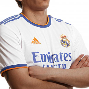 /g/q/gq1359_camiseta-color-blanco-adidas-real-madrid-2021-2022_3_detalle-cuello-y-pecho-con-escudo.jpg