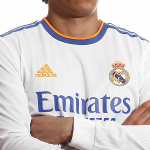 /g/r/gr3989_camiseta-manga-larga-color-blanco-adidas-real-madrid-2021-2022_3_detalle-cuello-y-pecho-con-escudo.jpg
