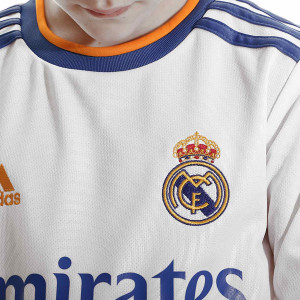 /g/r/gr3992_camiseta-manga-larga-color-blanco-adidas-real-madrid-nino-2021-2022_3_detalle-cuello-y-pecho-con-escudo.jpg