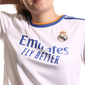 /g/r/gr3993_camiseta-color-blanco-adidas-real-madrid-mujer-2021-2022_3_detalle-cuello-y-pecho-con-escudo.jpg