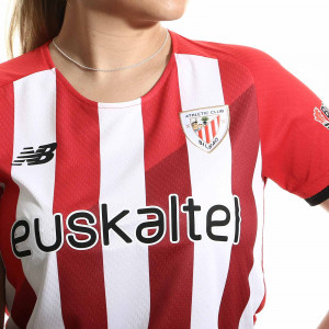 /w/t/wt130011-hme_camiseta-color-blanco-y-rojo-new-balance-athletic-club-mujer-2021-2022_3_detalle-cuello-y-pecho.jpg