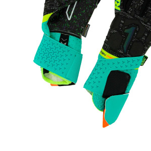 /1/G/1GPR1A2A50-122_guantes-de-futbol-rinat-kaizen-pro-negros--verdes_4_detalle-cierre-muneca.jpg
