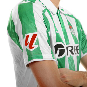 /2/2/226812-6143_camiseta-hummel-real-betis-balompie-2024-2025-verde--blanca_4_detalle-escudo-la-liga.jpg