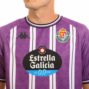 /3/2/321V4CW-S02_camiseta-kappa-valladolid-2024-2025-lila--blanca_4_detalle-cuello-y-escudo.jpg