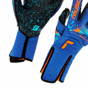 /5/3/5370979-4024_guantes-de-futbol-reusch-attrakt-fusion-strap-adaptative-flex-azules_4_detalle-cierre-muneca.jpg