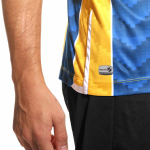 /5/8/58559265_camiseta-macron-apoel-2022-2023-amarilla--azul_4_logotipo.jpg