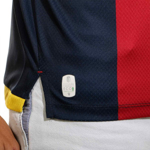 /7/0/70003187_camiseta-macron-bologna-2024-2025-rojo--azul-oscuro_4_logotipo.jpg