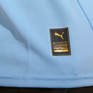 /7/7/775075-01-17DBRYN.A_camiseta-puma-manchester-city-de-bruyne-2024-2025-pl-azul-celeste_4_detalle-autenticidad.jpg