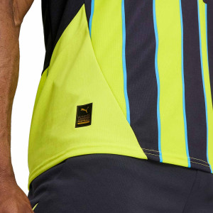 /7/7/775086-02-16RDRG.A_camiseta-puma-2a-manchester-city-rodrigo-24-25-azul-marino--amarillo-fluor_4_detalle-autenticidad.jpg