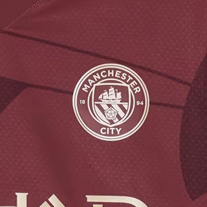 /7/7/775096-03-17DBRYN.A_camiseta-puma-3a-manchester-city--de-bruyne-autentica-24-25-pl--granate_4_detalle-escudo.jpg