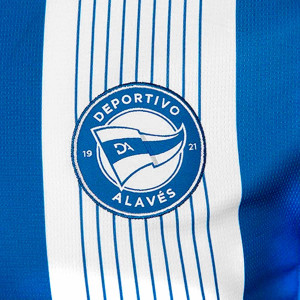 /9/3/939391-01_camiseta-puma-alaves-2024-2025-azul--blanca_4_detalle-escudo.jpg