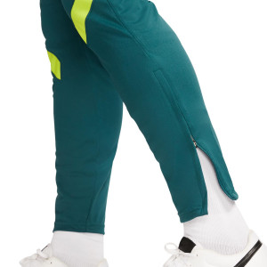 /D/C/DC9967-397_pantalon-largo-nike-tottenham-dri-fit-strike-ucl-verde-oscuro_4_detalle-bajos.jpg