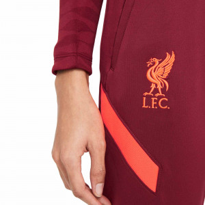 /D/D/DD2989-677_imagen-del-pantalon-largo-futbol-entrenamiento-mujer-liverpool-fc-Nike-Liverpool-Dri-Fit-Strike-2021-rojo_4_detalle-escudo.jpg