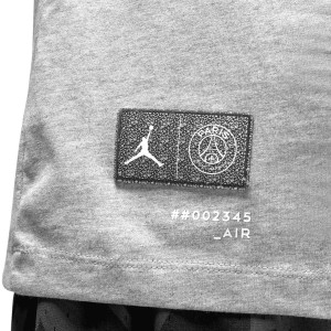 /D/M/DM3092-063_camiseta-nike-psg-x-jordan-wordmark-gris-oscuro_4_detalle-logotipo.jpg