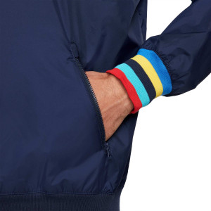 /D/N/DN1534-714_chaqueta-invierno-nike-barcelona-sportswear-hoodie-azul-marino--dorada_4_detalle-manga-y-bolsillo.jpg