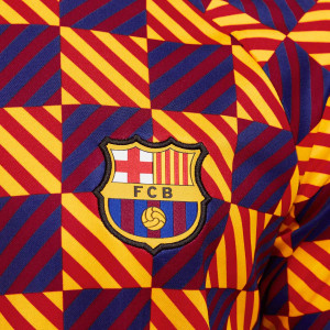 /D/R/DR4902-729_camiseta-nike-barcelona-pre-match-dri-fit-amarilla--azulgrana_4_detalle-logotipo.jpg