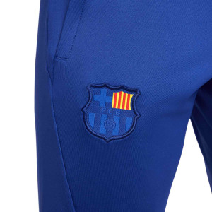 /D/R/DR5066-455_pantalon-largo-nike-barcelona-entrenamiento-dri-fit-strike-azul_4_detalle-escudo.jpg