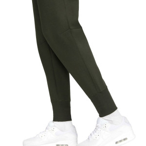 /D/V/DV5561-355_pantalon-largo-nike-barcelona-mujer-tech-fleece-essentials-verde-oscuro_4_detalle-bajos.jpg