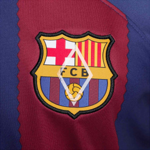 /D/X/DX2636-456-9_camiseta-manga-larga-nike-barcelona-lewandowski-2023-2024-df-stadium-azulgrana_4_detalle-escudo.jpg