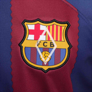 /D/X/DX2636-456-LFP_camiseta-manga-larga-nike-barcelona-2023-2024-dri-fit-stadium-laliga-azulgrana_4_detalle-escudo.jpg