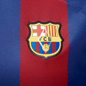 /D/X/DX2729-456-9_camiseta-nike-barcelona-mujer-lewandowski-2023-2024-stadium-azulgrana_4_detalle-escudo.jpg