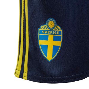 /F/H/FH7615_kit-adidas-suecia-nino-pequeno-2020-2021-amarillo-y-azul-marino_4_detalle-escudo.jpg