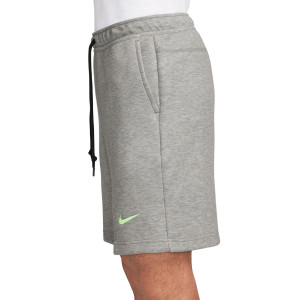 /F/N/FN8477-063_bermuda-nike-barcelona-tech-fleece-gris_4_detalle-logotipo.jpg