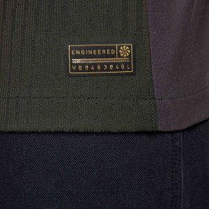 /F/N/FN8761-322-04VRGL.A_camiseta-nike-2a-liverpool--virgil-autentica-2024-2025-dfadv-pl-verde-oscuro_4_detalle-autenticidad.jpg