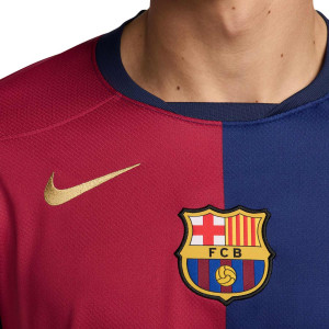 /F/N/FN8806-456-09L.C_camiseta-manga-larga-nike-barcelona-lewandowski-24-25-stadium-df-ucl-azulgrana_4_detalle-escudo-y-logotipo.jpg