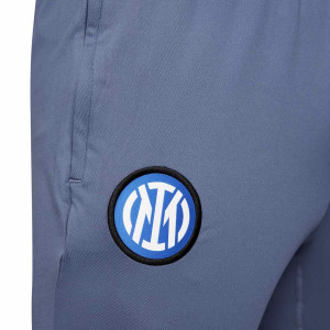 /F/N/FN9425-491_pantalon-largo-nike-inter-pre-match-strike-dri-fit-azul-claro_4_detalle-escudo.jpg