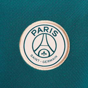/F/N/FN9510-382_camiseta-nike-psg-mujer-entrenamiento-dri-fit-verde_4_detalle-escudo.jpg