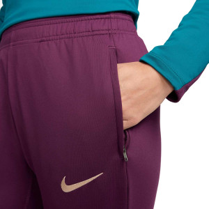 /F/N/FN9582-610_pantalon-largo-nike-psg-mujer-strike-dri-fit-burdeos_4_detalle-bolsillo-y-escudo.jpg