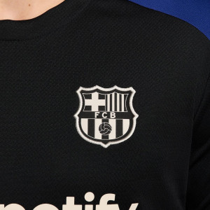 /F/N/FN9816-011_camiseta-nike-barcelona-entrenamiento-dri-fit-strike-negro_4_detalle-escudo.jpg